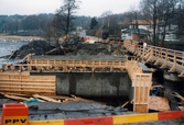 Byggnationen av Gunnebo Bro vid Stensjön i Mölndal, år 1998.