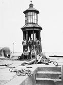 Fyr på piren i Varbergs hamn rivs, enligt uppgift i mitten på 1930-talet. Fyren stod där den gamla piren har en rundel och varifrån numera en förlängning är gjord åt nordväst och piren för fritidsbåtar åt nordöst.
(Se även H2250_1-8.)