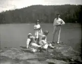 Ella Welin Vinge och John Forslund med barn