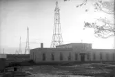 Radiostationen i Grimeton med radiomasterna i bakgrunden. Byggnationerna inleddes vid årsskiftet 1922-23 och två år senare stod stationen klar vintern 1924. År 2004 skrevs Grimeton Radiostation in på världsarvslistan av Unescos världsarvskommitté.

Under första världkriget konstaterades svårigheter med att hålla kontakten med omvärlden via då existerande telegramkablar. 1920 föreslogs att Kungl. Telegrafverket skulle försöka åstadkomma en trådlös förbindelse med USA över Atlanten. Lösningen skulle vara en så kallad ”storradiostation” som skulle underlätta kontakterna med de emigrerade svenskamerikanerna såväl som främja affärsuppgörelser och statsangelägenheter. Avståndet till USA skulle vara så kort som möjligt och gå fri från större landmassor, och kom fram till att mellersta Halland var lämpligt för en sådan radiostations placering. Cirka 1,5 år efter starten i Grimeton hade man kommit ner till en sändningstid på 17 minuter för ett telegram mellan Sverige och New York.