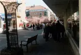 Gågatan Brogatan i Mölndals centrum i april 2000. Vy mot öster.