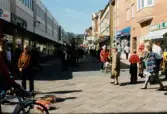 Gågatan Brogatan i Mölndals centrum i april 2000. Vy mot väster.