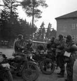 Några män på motorcyklar röker pipa och pratar på kaserngården, I 11, Växjö.