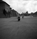 Några män på motorcyklar är på väg ut från kaserngården, I 11, Växjö.