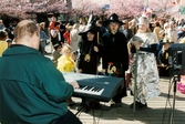 Påskfirande på Mölndals torg i april 2000. På scenen står Claes Westerdahl för musikunderhållningen.