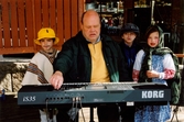 Påskfirande på Mölndals torg i april 2000. På scenen står Claes Westerdahl för musikunderhållningen.