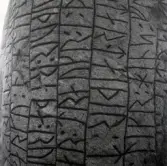 Detaljbild av Karlevistenen.