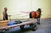 Fd slaktaren Erik Magnusson med häst och vagn på Spritbolagets gård.
Färgfoto, ca 1970.