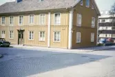 Didoffska huset i hörnet Klostergatan/Nygatan, Växjö.
Färgfoto ca 1960.