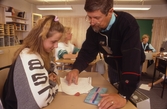 Lärare handleder elev på Risbergska skolan, 1989