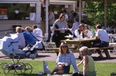 Familjer vid stadsparkens servering, 1989