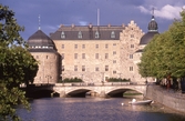 Roddbåt vid Storbron framför Örebro slott, 1989