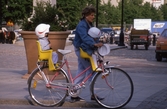 Kvinna vid cykel med två barnsitsar, 1989