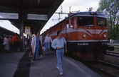 Passagerare lämnar tåg draget av lok 1129 på Örebro centralstation, 1989