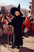 Påskfirande på Mölndals torg i mars 1997. Porträtt av en påskkärring/häxa.