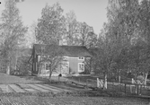 o socken.
Mo: Gamla kontoret, taget från plantskolan.
Foto: oktober 1916.
Fotograf: W. Wångström, Ö-vik