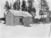 Björna socken:
Skogshärberge i Björna med bostad till vänster på fotot, kök och matsal till höger på fotot.
Foto: Werner Wångström.