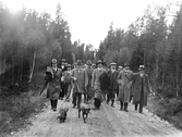 Jaktlaget med hundar går mot sin jaktsuga inför en kunglig älgjakt, 1940-tal