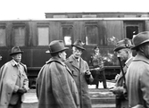 Jaktlag hämtar kungligheter vid järnvägsstation, 1940-tal