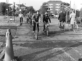 Cyklister vid järnvägsövergången vid Vasatorget, före 1978