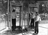 Ungdomar i telefonkiosker på Våghustorget, 1980-tal