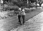 Flickor på promenad i Stadsparken, 1970