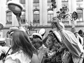 Studenter lyfter studentmössan på Stortorget, 1982