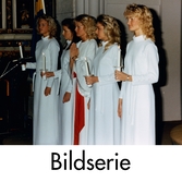 Serie om åtta fotografier som visar kröningen av Mölndals Lucia i Fässbergs kyrka i december 1985 samt bilder på luciatruppen i någons hem.