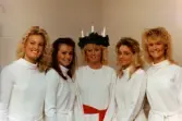 Porträtt av Mölndals Lucia tillsammans med luciatärnorna i december 1985.