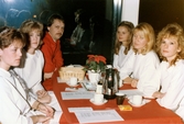 Luciafirande på företaget Kodak i Brottkärr, Göteborg, den 13 december 1985. Lucia, tärnorna och tomten sitter vid ett bord.