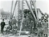 Västerås, Centrum, kv. Jesper (nu kv. Proban).
Pålarlaget vid Stadshotellbygget, 1905.
