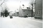 Västerås, Östermalm, kv. Julius.
Utanbygatan mot öster. 1975.