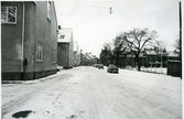 Västerås, Östermalm, kv. Julius.
Gatuparti Utanbygatan mot väster. 1975.