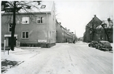 Västerås, Östermalm, kv. Julius.
Gatuparti Utanbygatan mot väster. 1975.