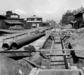 ...

385 bilder om Linköping på 1950-talet från tidningen Östgötens arkiv. Framtidstro och optimism är ord som sammanfattar Linköping på femtiotalet. Årtiondet innebar satsningar för att förbättra linköpingsbornas livsvillkor. Bostadsfrågan och trafiklösningarna dominerade den lokalpolitiska agendan.
Bilderna digitaliserades år 2013.

