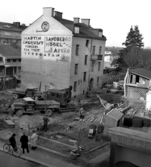 Kafébolaget uppförde i början av 1950-talet ett nytt restaurang- affärs och bostadshus i hörnet St: Larsgatan och Göran Dyks gata.