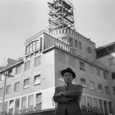 Gösta Lindstén framför sitt sjumiljonersbygge på Ågatan 39, Lindsténhuset.