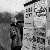 Rut Hoffsten fotograferad i mars 1953 vid affischer om Peer Gynt på Stadsteatern