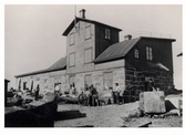 Wilhelmsberg, Wilhelm Ranchs stenhuggeri i Varberg, som var specialiserad på gravstenar. Wilhelm Ranch sitter själv i mitten med en hund och han flyttade hit med hustrun år 1900. Huset var kvar i familjens ägo till 1930-talet. Verkstadsbyggnaden är uppförd av stora naturstensblock med en träöverbyggnad. Här fanns bostäder, kontor och det s k observatoriet. På stenblocken i förgrunden sitter ett par barn och några arbetare står uppe vid huset.