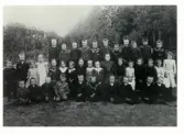 Skolfoto taget omkring sekelskiftet 1900 från Magårds skola. Lärarinnan Alida Jakobsson från Börjas i Okome undervisade tre klasser samtidigt. Barnen kom från Ätrafors, Okome. Övre raden (senare vistelseort känd 1975): Axel Bengtsson, Bäckagård (Falkenberg); Albert Nilsson, Ätrafors; Albert Johansson, Gällsås (Gällared); Johan Albert, Gällsås (Amerika); Gottfrid Skogström, Ätrafors (Halmstad): Gottfrid Dahlberg, Gällsås (Okome); Yngve Johansson, Ätrafors (Amerika); Karl Vilhelm Karlsson, Jordsbacka (Älvgården); Sigfrid och Gustaf, bröder, Ätrafors (obekant vistelse); Ivar Andersson, Backagård. 
Mellersta raden: Karl Emil Bengtsson, Rävige; Artur Larsson, Magård (Amerika); Jenny Johansson, Backagård; Anna Johansson, Gällsås (Amerika); Jenny, Ätrafors (obekant vistelse); Julia Nilsson, Rävige (Älvgården); Elise Nilsson, Rävige; Kristin, Ätrafors (obekant vistelse); Jenny Johansson, Bäckagård; Hanna Vetterberg, Magård (Göteborg); Alida Jakobsson, lärarinna Magårds skola; Viktoria Andersson, Rävige (Varberg); Astrid, Ätrafors; Elsa Bengtsson, Jordsbacka; Hilma Andersson, Rävige (Amerika); Svea Svensson, Rävige (Göteborg); Elsa Andersson, Ätrafors (obekant vistelse). 
Nedersta raden: Ernst Möller, Bäckagård (Halmstad); Karl Karlsson, Backagård; John Larsson, Magård (Börsgård); Axel Nilsson, Rävige (Amerika); Andrev Johansson, Backagård (Falkenberg); Karl Ivar Johansson, Ätrafors (Gällared); Karl Johansson, Jordsbacka; Erik Andersson, Ätrafors (Stockholm); Gustav Larsson, Ätrafors; Sven Larsson, Rävige (Bäckagård).