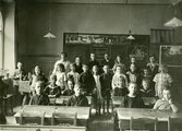 Skolklass i med tre lärare från Örebro läns småskollärarinneseminarium, 1920-1923