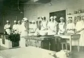 Elever i klass II grupp 2 i skolköket vid Örebro läns småskollärarinneseminarium, 1920-tal