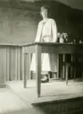 Lärarinnan Martha Selin i kadedern, 1920-tal