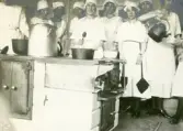 Grupp 1 i skolköket vid Örebro läns småskollärarinneseminarium, 1922