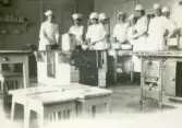 Elever vid Örebro läns småskollärarinneseminarium i skolköket, 1922