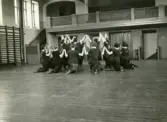 Elever vid Örebro läns småskollärarinneseminarium har gymnastikövning, 1920-tal