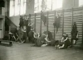 Elever vid Örebro läns småskollärarinneseminarium har gymnastik med tänjningsrörelser, 1920-tal