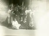 Eleverna vid Örebro läns småskollärarinneseminarium samlade framför kameran, våren 1923