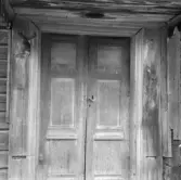 Säter, Gustafs, Bodarna. Larses stuga, 2 våningar, ytterdörrarna.