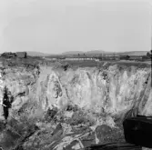 Falun, gruvan. Storgruvestötens norra vägg och f.d. Konstmästargården 1914.